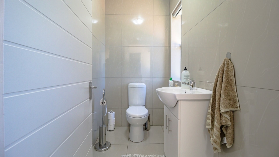 6 Bedroom Property for Sale in Stellenbosch Farms Western Cape